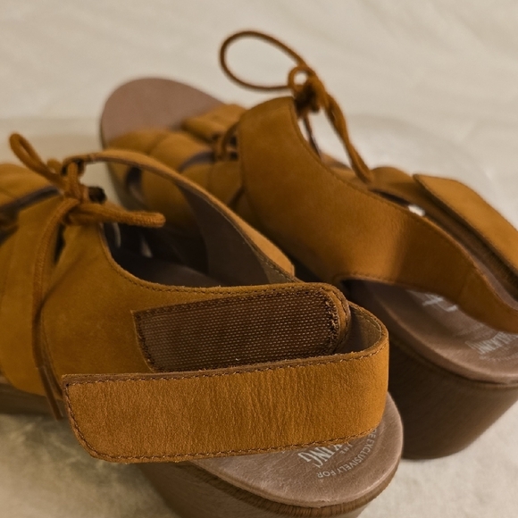 Dansko Tan Sandals Strappy Comfort Design - Picture 5 of 11